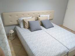 Apartment - Sleeps up to 10 & Beachfront Access