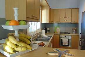 Apartment - Sleeps up to 10 & Beachfront Access