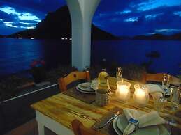 Apartment - Sleeps up to 10 & Beachfront Access
