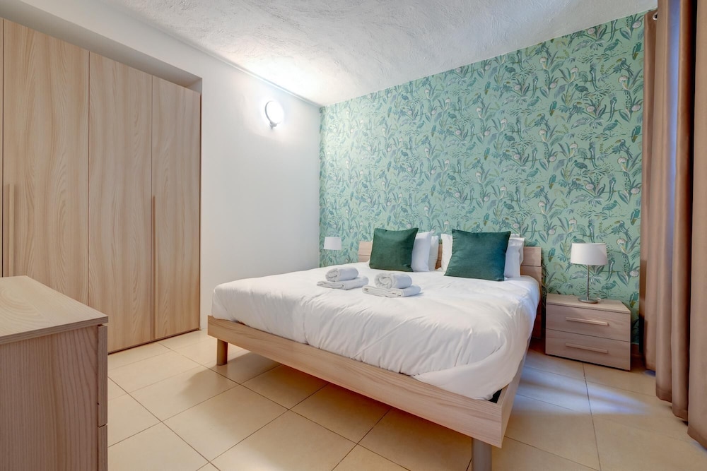 2 Bedroom Apartment Sliema Tigne Suites