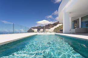 Crystal I Luxury Apartments