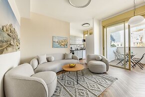 Beachside Charm on Ben Yehuda 2BR Apt