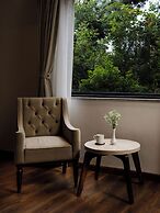 Hotel Thrive, A Tropical Courtyard