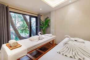 Hotel Thrive, A Tropical Courtyard