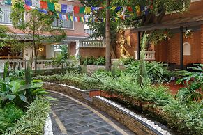 Hotel Thrive, A Tropical Courtyard