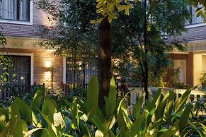 Hotel Thrive, A Tropical Courtyard