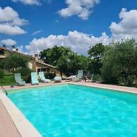 Sale! Beautiful 2-bed Apartment With Pool Access