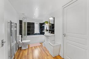 Perfect Location, dog Friendly Beautiful Home