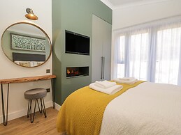 Watch Tree Lodge