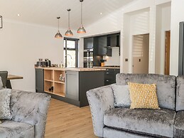 Watch Tree Lodge