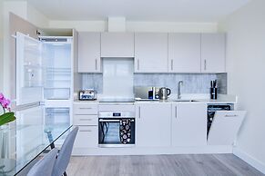 Charming 2-bed Apartment in Cheam, Sutton