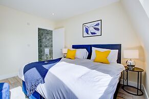 Charming 2-bed Apartment in Cheam, Sutton