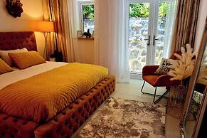 4 Bed Villa Sleeps 8 -private Terrace-free Parking