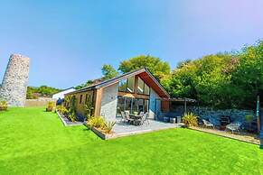 4 Bed Villa Sleeps 8 -private Terrace-free Parking