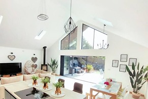 4 Bed Villa Sleeps 8 -private Terrace-free Parking