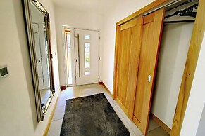 4 Bed Villa Sleeps 8 -private Terrace-free Parking