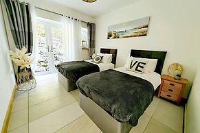 4 Bed Villa Sleeps 8 -private Terrace-free Parking