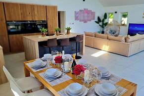 4 Bed Villa Sleeps 8 -private Terrace-free Parking