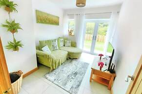 4 Bed Villa Sleeps 8 -private Terrace-free Parking