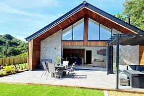 4 Bed Villa Sleeps 8 -private Terrace-free Parking