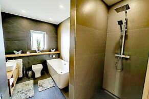 4 Bed Villa Sleeps 8 -private Terrace-free Parking