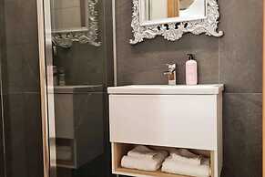4 Bed Villa Sleeps 8 -private Terrace-free Parking
