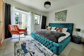 4 Bed Villa Sleeps 8 -private Terrace-free Parking