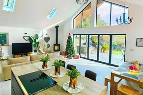 4 Bed Villa Sleeps 8 -private Terrace-free Parking