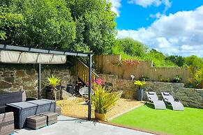 4 Bed Villa Sleeps 8 -private Terrace-free Parking
