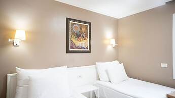 Coral La Quinta Park Suites