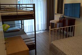 Seafront Apartment - Sleeps 13 - Parking - Balcony
