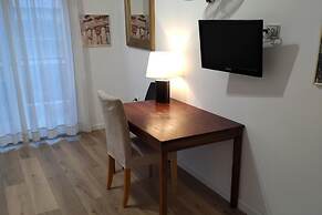 Seafront Apartment - Sleeps 13 - Parking - Balcony