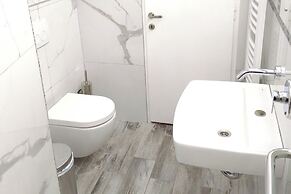 Seafront Apartment - Sleeps 13 - Parking - Balcony