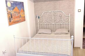 Seafront Apartment - Sleeps 13 - Parking - Balcony