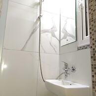 Seafront Apartment - Sleeps 13 - Parking - Balcony