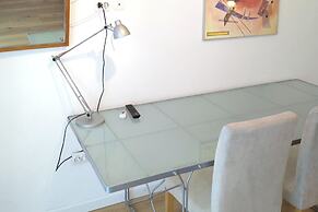 Seafront Apartment - Sleeps 13 - Parking - Balcony