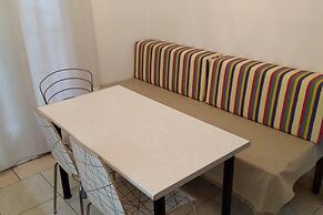 Seafront Apartment - Sleeps 13 - Parking - Balcony