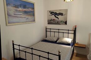Seafront Apartment - Sleeps 13 - Parking - Balcony