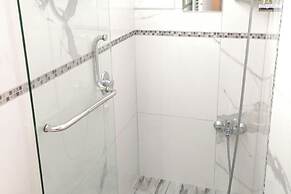 Seafront Apartment - Sleeps 13 - Parking - Balcony