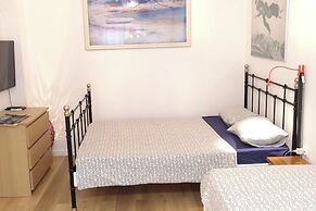 Seafront Apartment - Sleeps 13 - Parking - Balcony