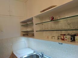 Seafront Apartment - Sleeps 13 - Parking - Balcony