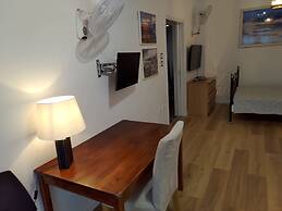 Seafront Apartment - Sleeps 13 - Parking - Balcony