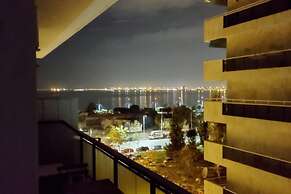 Seafront Apartment - Sleeps 13 - Parking - Balcony