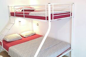Seafront Apartment - Sleeps 13 - Parking - Balcony