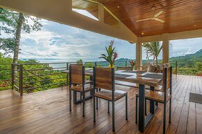 Luxury Jungle Haven Ocean View Infinity Pool