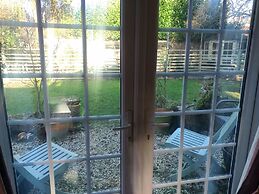 House - Sleeps 2, pet Friendly & Free Parking