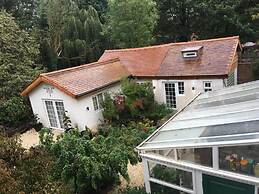 House - Sleeps 2, pet Friendly & Free Parking
