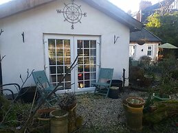 House - Sleeps 2, pet Friendly & Free Parking