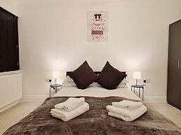 Deluxe 2 Bed Apartment in Uxbridge