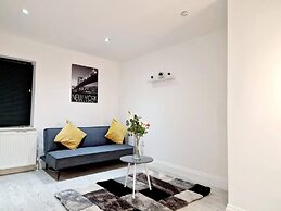 Deluxe 2 Bed Apartment in Uxbridge